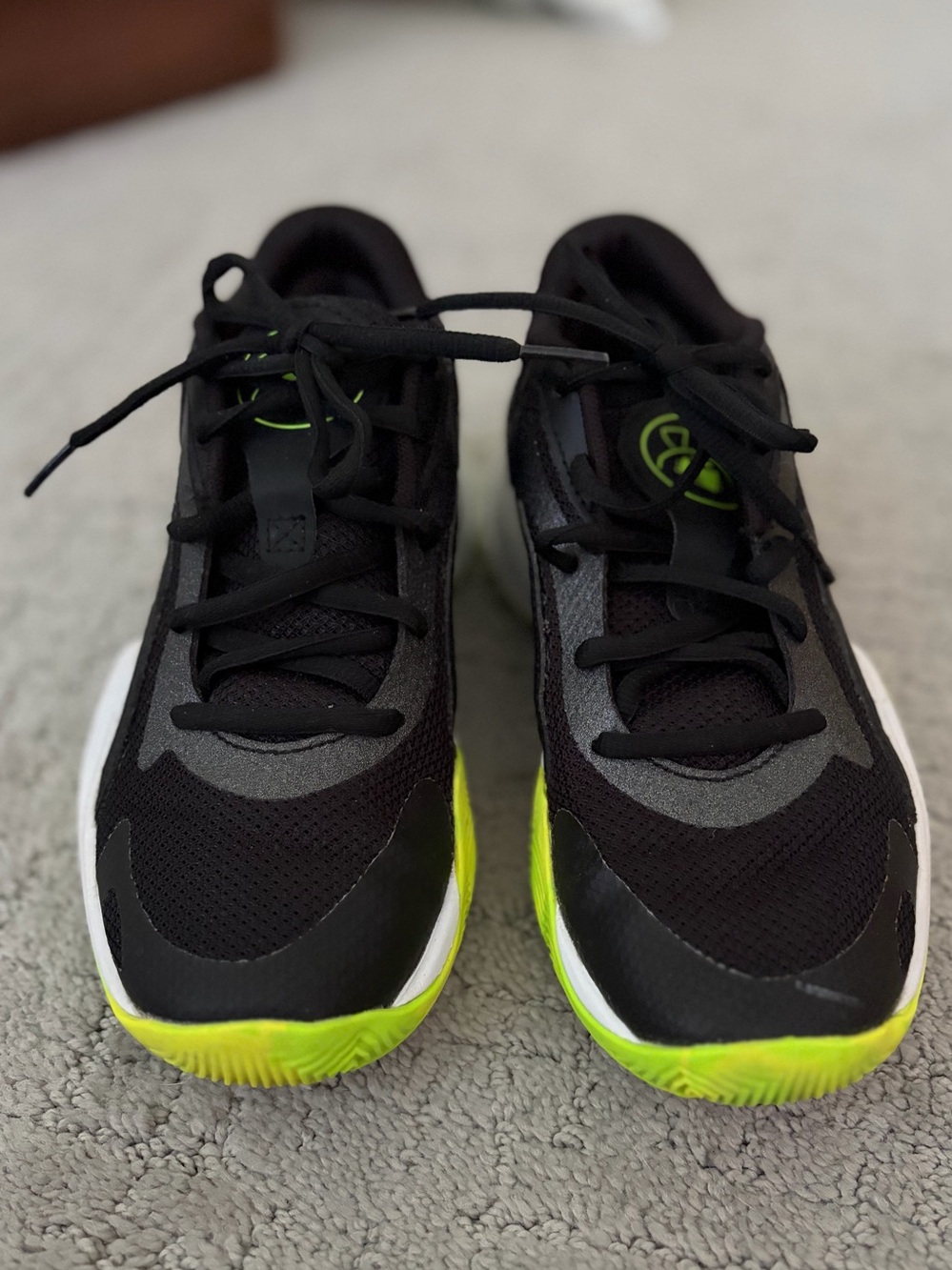 Under Armour basketball sneakers size 3.5 youth